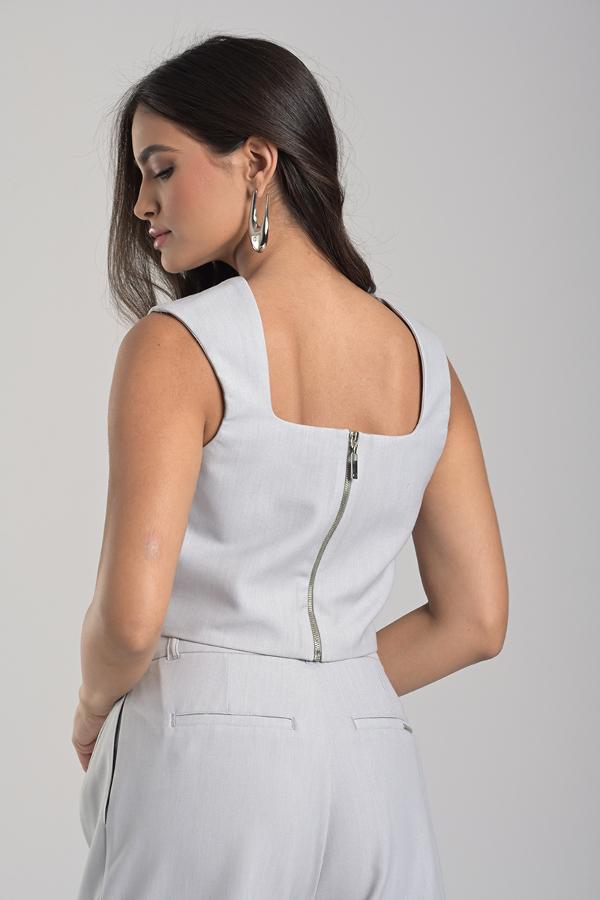 TOP DIFFERENTIATED NECKLINE